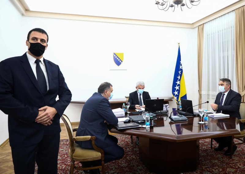 Dodik zaprijetio Komšiću fizičkim obračunom; Džaferović skinuo rukavice: On je moralna i ljudska ništarija