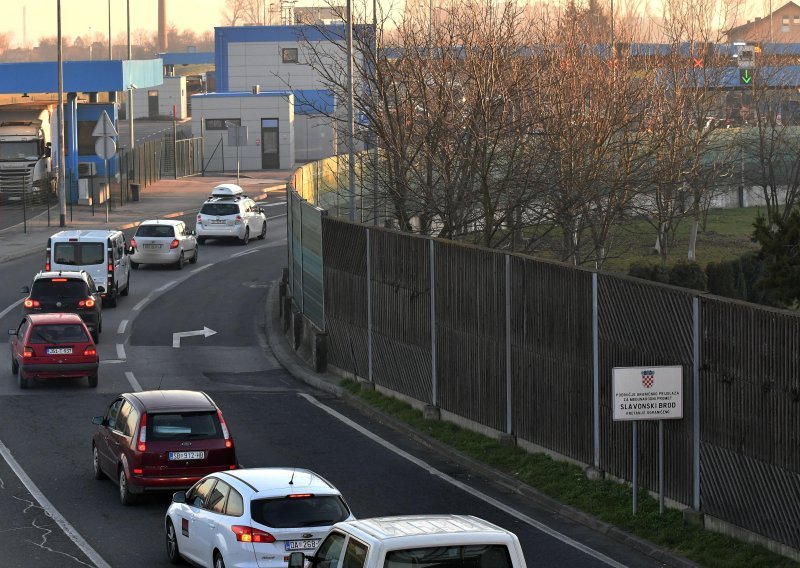 Gužve i kolone na autocestama, u blizini šoping centara i na graničnim prijelazima