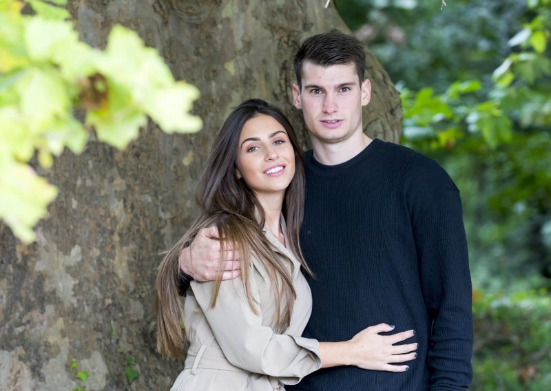 Pale su zaruke: Hrvatska Meghan Markle ponosno pozira s prstenom s kojim ju je zaprosio Dominik Livaković
