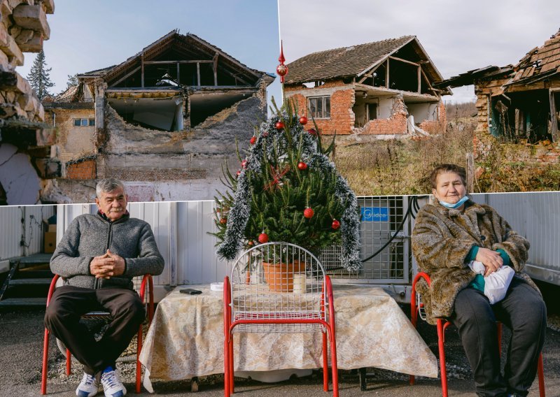 [VIDEO/FOTO] Ovdje caruje beznađe: Godinu dana nakon razornih potresa na Baniji više ništa ne očekuju. 'Gledamo televiziju, jedemo, spavamo i to ti je to'