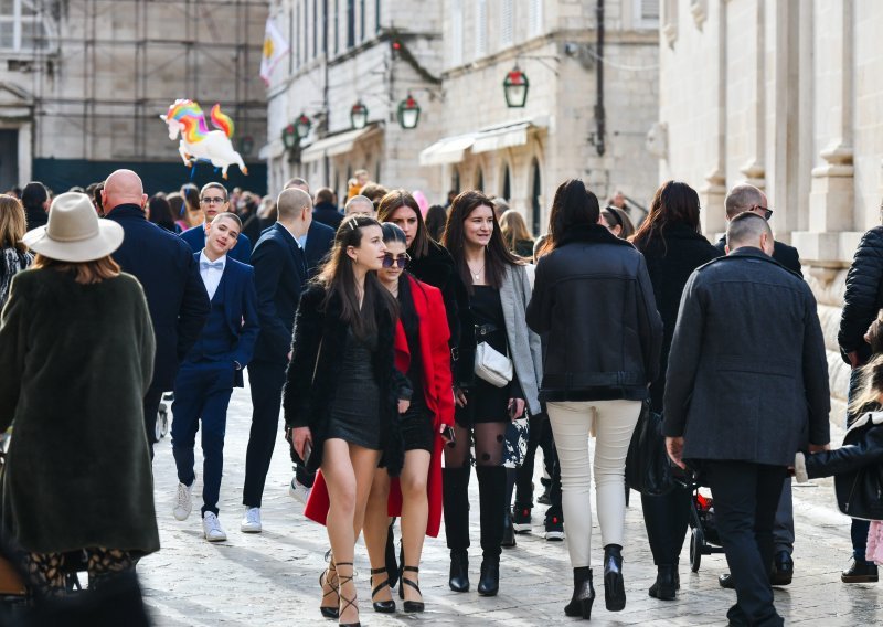 Gradske ulice na Badnjak vrve životom: Pogledajte blagdansku atmosferu u Dubrovniku, Splitu, Šibeniku i Zadru