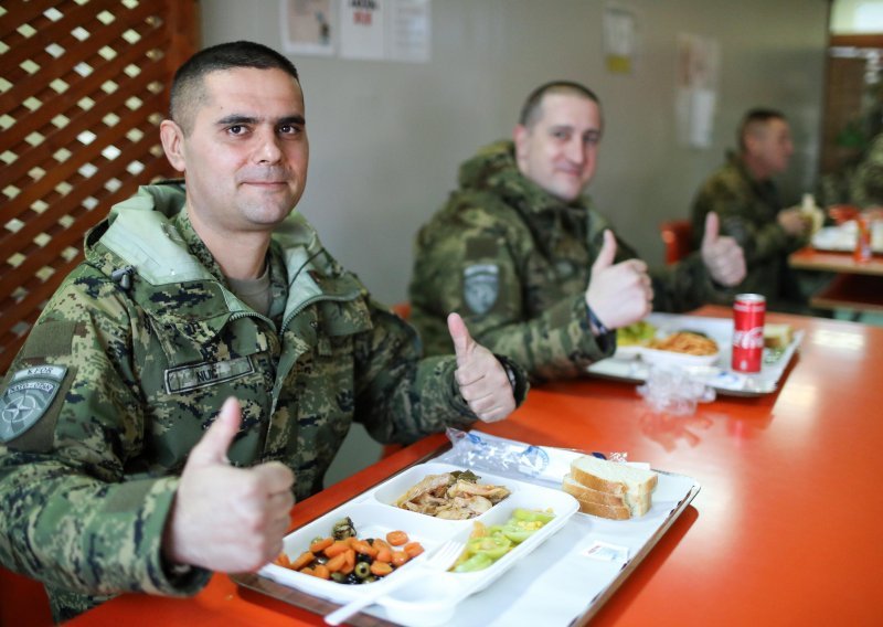 [FOTO] Hrvatski vojnici s Milanovićem jeli bakalar dopremljen iz Splita: Ispričavam se svojim sunarodnjacima ako smo ih oštetili, ali bio je senzacija…