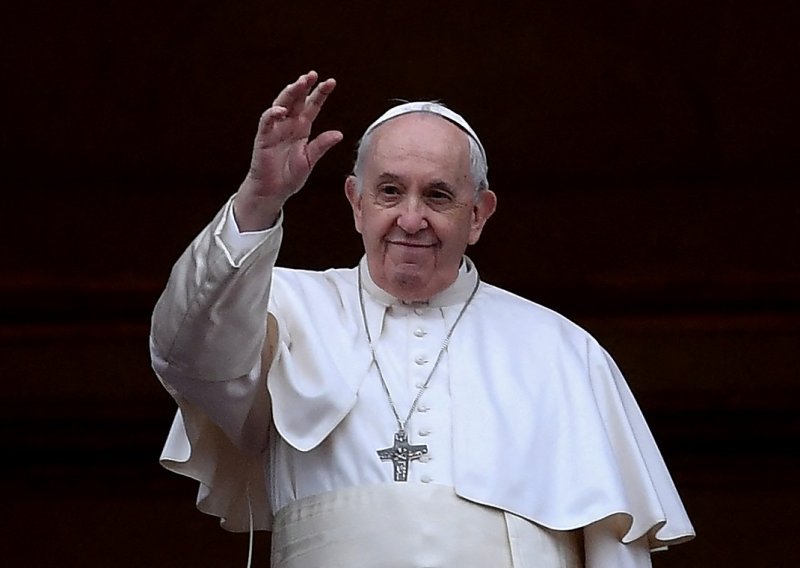 Papa krstio 16 djece u Sikstinskoj kapeli