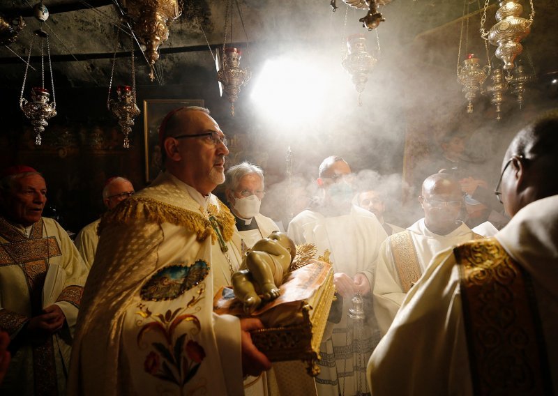 [FOTO] U Betlehemu ulice puste, tek malobrojni zapjevali božićne pjesme