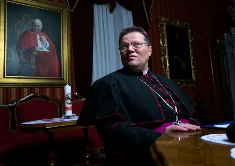 Nadbiskup Hranić: Ima onih koji se ponašaju papskije od Pape. Oni još uvijek u pitanje dovode moralnu prihvatljivost cjepiva