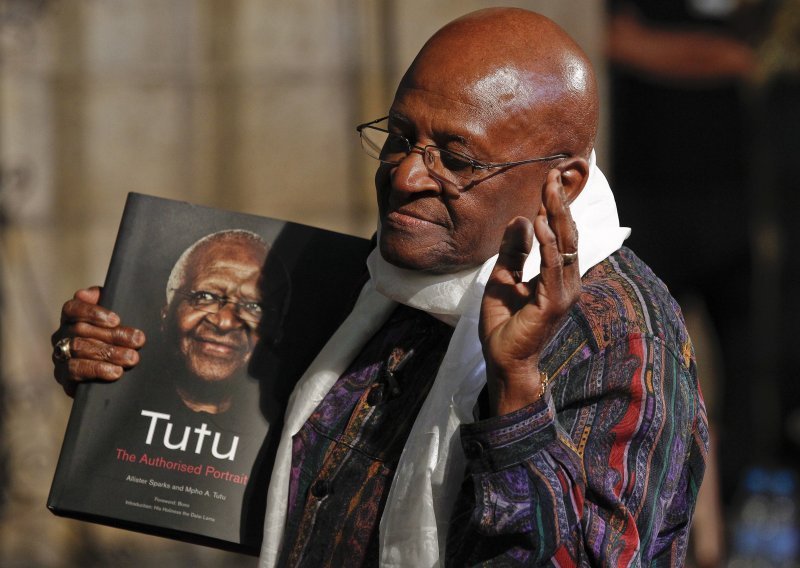 Preminuo Desmond Tutu, nobelovac i legenda borbe protiv aparthejda. Pročitajte njegovu detaljnu biografiju