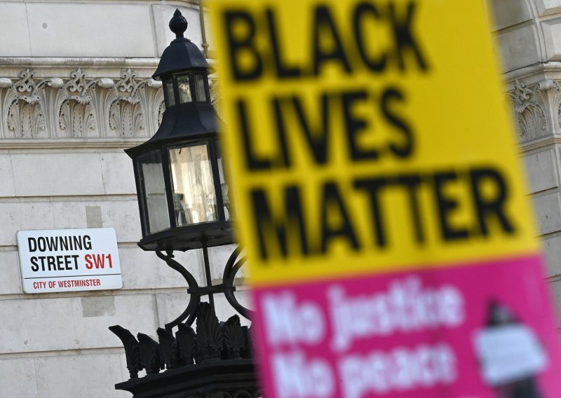 Britanci spremaju drakonske kazne za rasističke napade na nogometaše putem interneta: 'Trolovi' moraju odgovarati