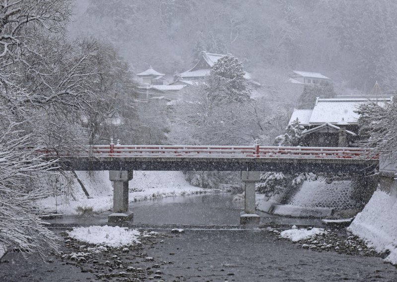 Dijelove Japana zameo obilan snijeg, otkazano više od 100 letova