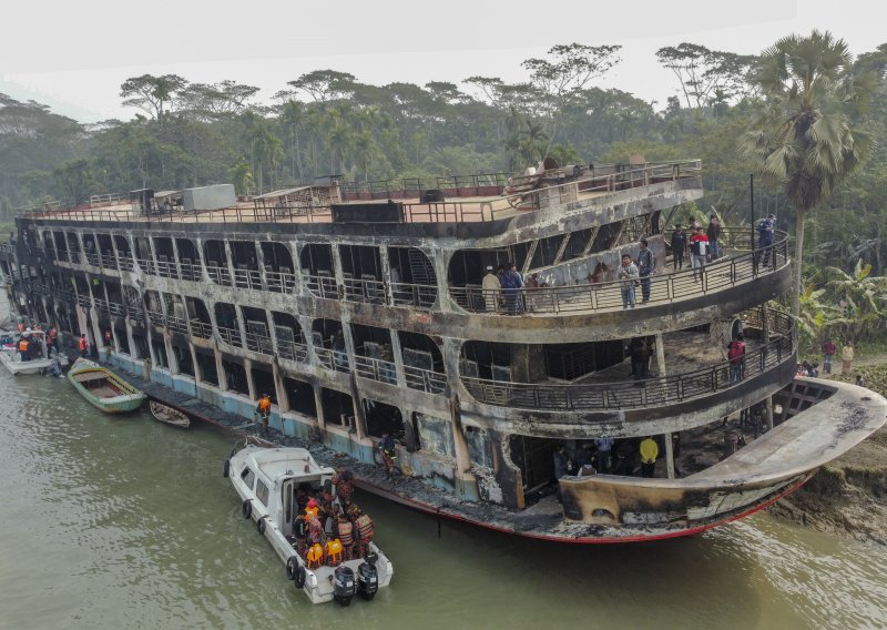 Tragedija u Bangladešu: U požaru na trajektu poginulo 39 ljudi, traga se za desecima nestalih