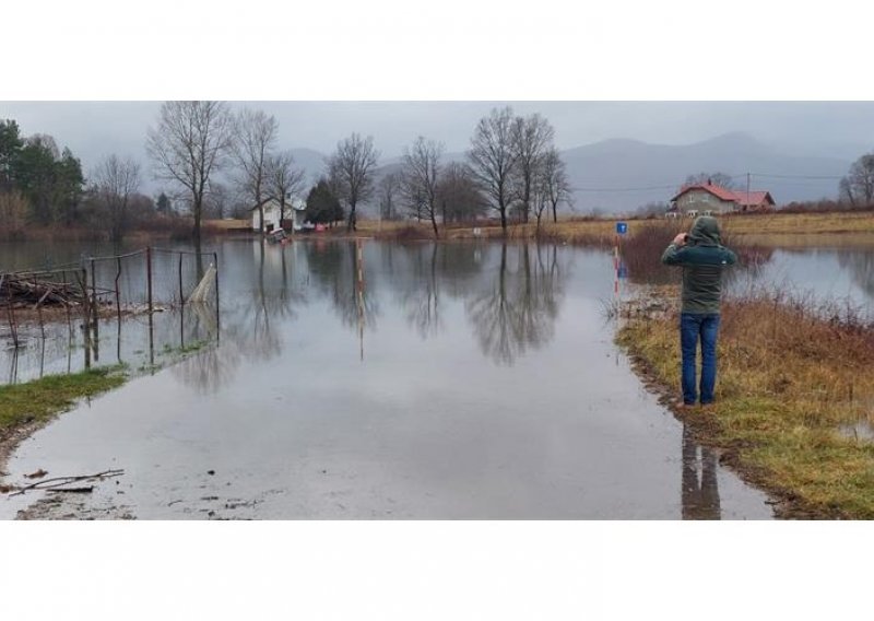 Zrmanja se izlila iz vodotoka kod Obrovca; kod Gospića izvanredne mjere obrane od poplava