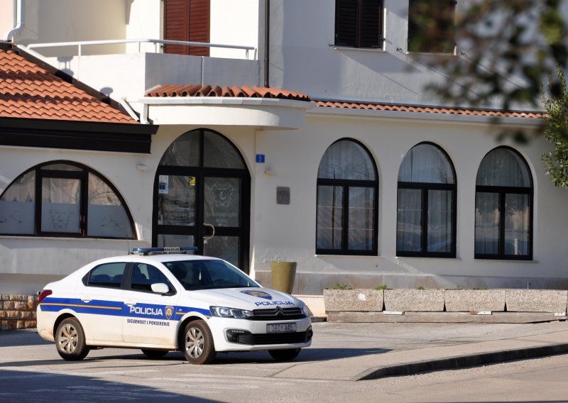 Muškarac u Umagu prvo prevario staricu glumeći lažnog policajca pa mu je žena složila sačekušu s pravom policijom, uhićen je