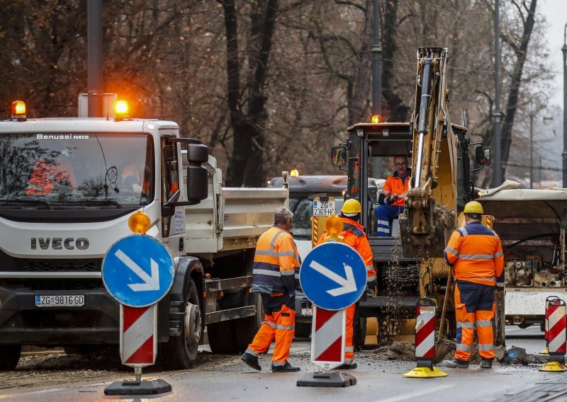 [VIDEO/FOTO] Pukla vodovodna cijev na Ribnjaku, sudarila se dva automobila - tramvaji preusmjereni