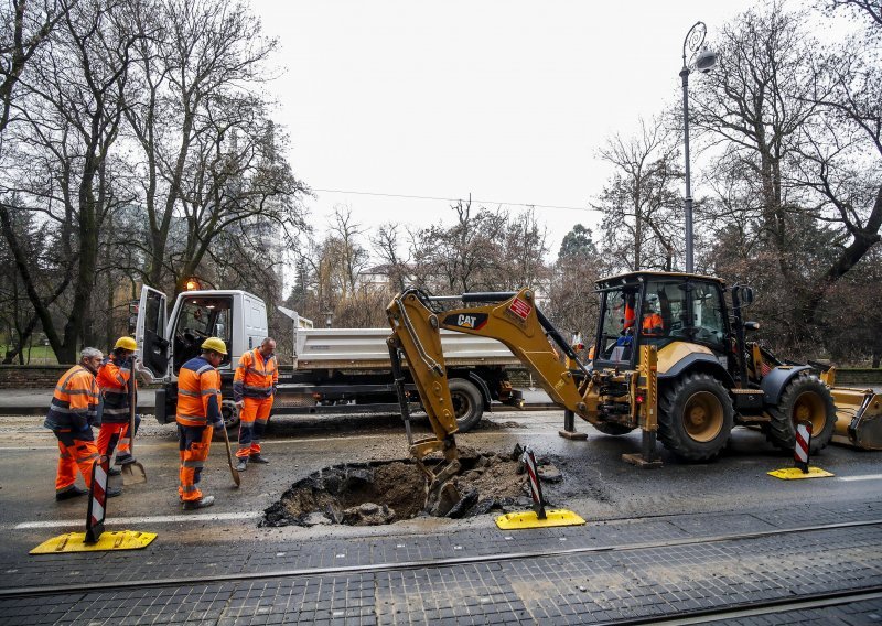 [VIDEO/FOTO] Saniraju se vodovodne cijevi na zagrebačkom Ribnjaku, tramvaji se preusmjeravaju; ovako prometuju na linijama 8 i 14