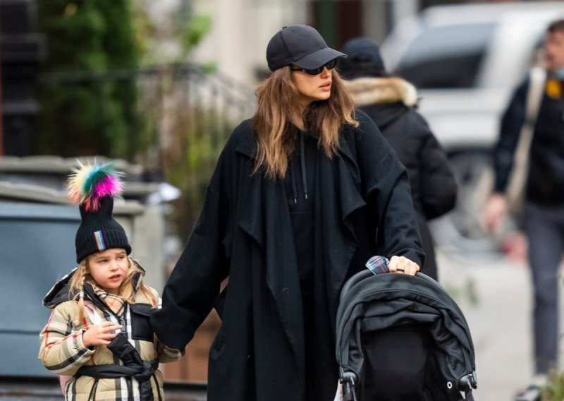 U crnom od glave do pete: Irina Shayk zaustavljala je poglede u društvu preslatke kćerkice