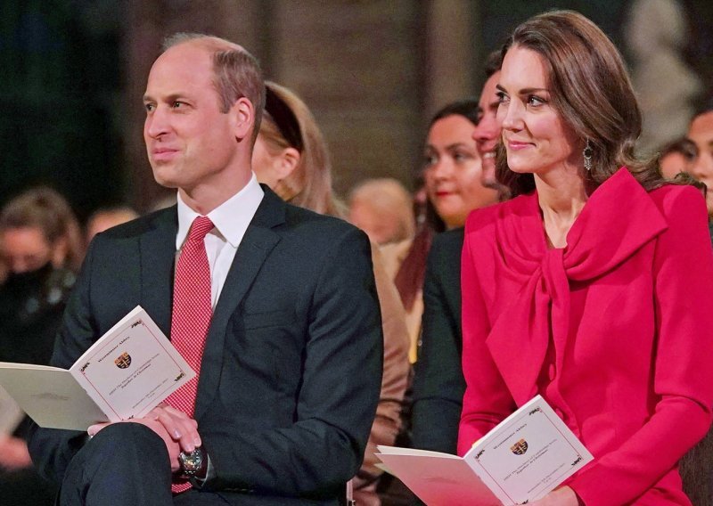 Kraljevska obitelj provela je idilične blagdane, a Kate je od Williama ispod bora dobila poklon posebnog značenja