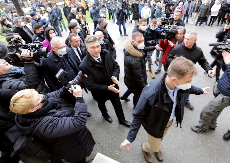 [VIDEO/FOTO] Plenković i svita izviždani na ulasku u petrinjsku crkvu, poletjela i gruda snijega. Nakon mise premijer prozvao Milanovića da 'prodaje bozu'