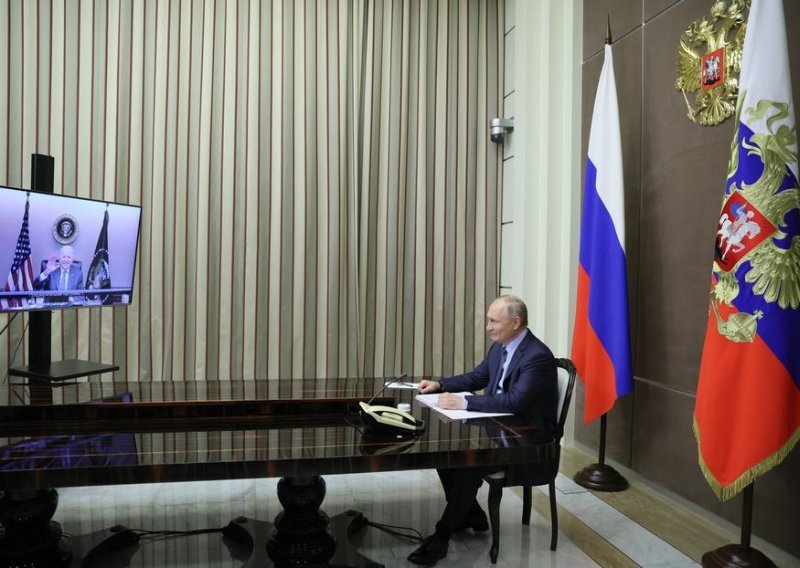 Biden i Putin završili telefonski razgovor, glavna tema Ukrajina