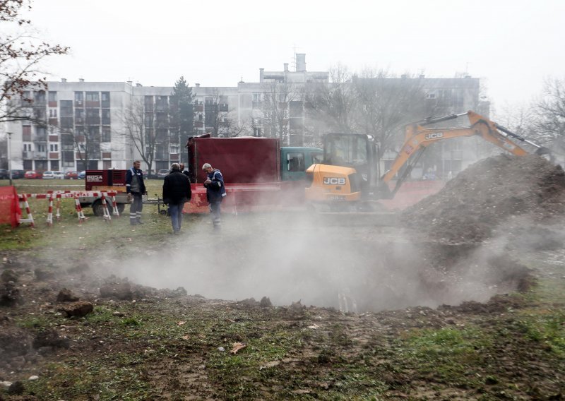 [VIDEO/FOTO] Preko noći saniran vrelovod u jednom dijelu Zagreba, u petak ujutro cijev pukla u Prečkom