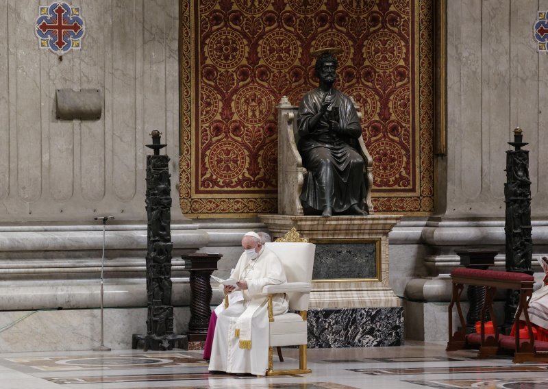 Svi su mislili da će Papa voditi večernju misu na Staru godinu, no neočekivano je došlo do promjene