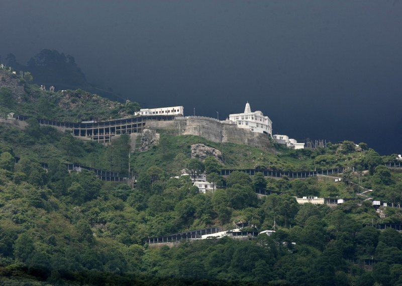 Najmanje 12 poginulih u stampedu u Kašmiru