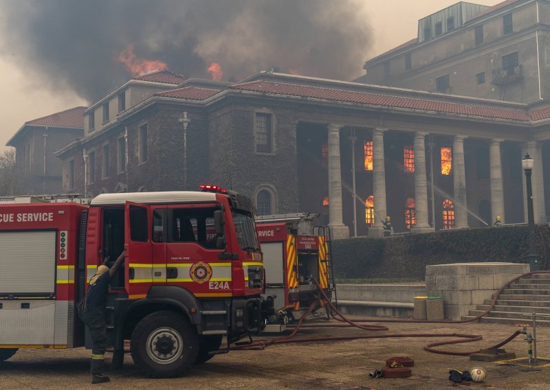Požar u zgradi južnoafričkog parlamenta u Cape Townu