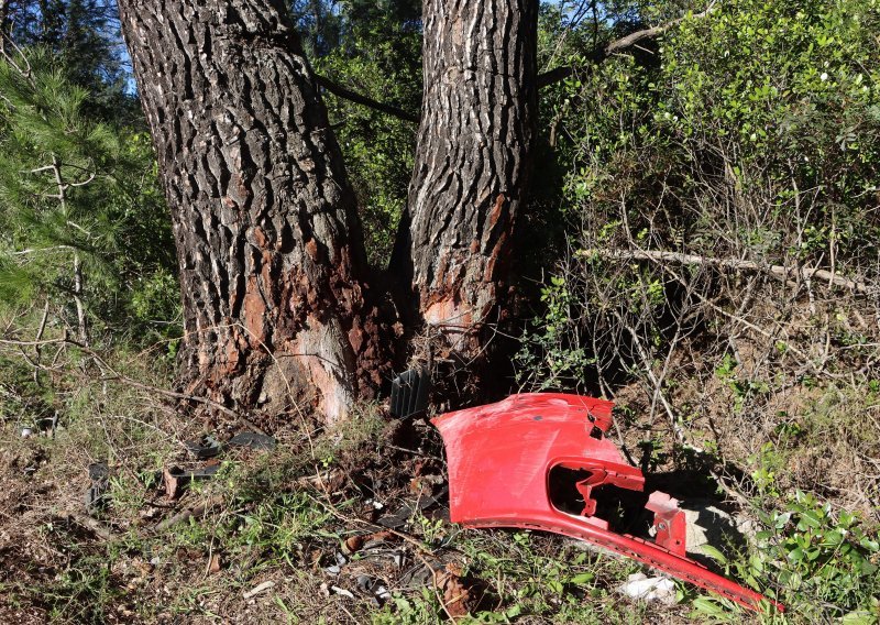 Auto sletio s ceste, poginula trojica mladića. Nijedan nije bio vezan