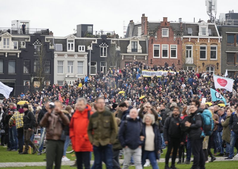 Nizozemska policija rastjerala prosvjednike protiv lockdowna i cijepljenja