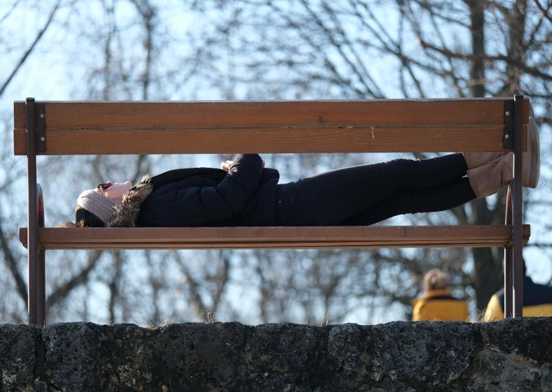 U Podravini i Slavoniji kiša na granici snijega, sunce na Jadranu