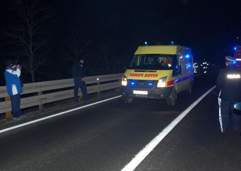 Otac zadobio ozljede opasne za život dok ga vozio pijani maloljetni sin