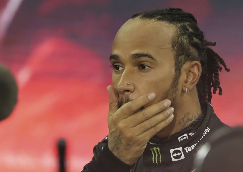 Lewis Hamilton očito je jako deprimiran nakon šokantnog gubitka naslova, jer kako objasniti prodaju ovakvog automobila...