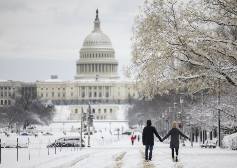 Snijeg zameo istočni dio SAD-a, prometni kaos dodatno otežan