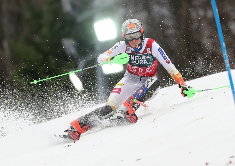 Slovakinja Petra Vlhova uvjerljivo vodi, a naša Leona Popović odlična i lovit će u drugoj vožnji rezultat karijere; uvjeti na Sljemenu - užasni!