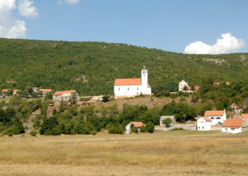 Mještani Aržana u suzama se opraštaju od cijele obitelji koju je 'pokosila' korona