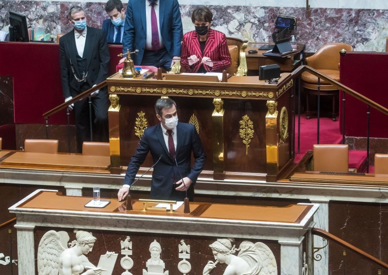 Francuski parlament odobrio najnovije mjere protiv covida