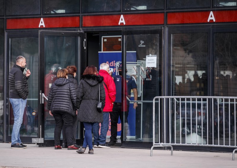 Split: Policija na punktu za testiranje zbog neugodnog incidenta