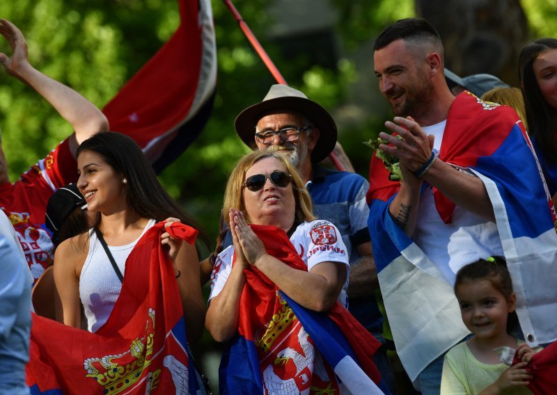 [VIDEO] Đokovićevi roditelji za veliki prosvjed: Zatočili su ga u hotel s buhama i užasnom hranom. Novak je srce Srbije!