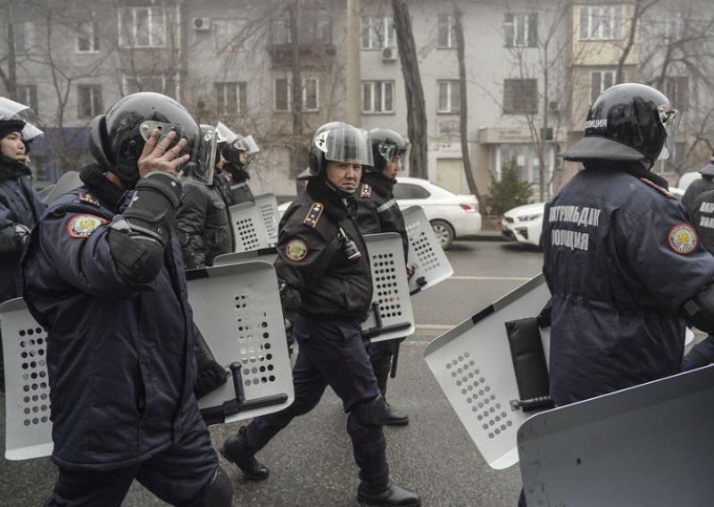 Brutalno nasilje u Kazahstanu: U gušenju pobune ubijeni deseci prosvjednika, a uhićeno 2000 ljudi; policajcima odrubili glave