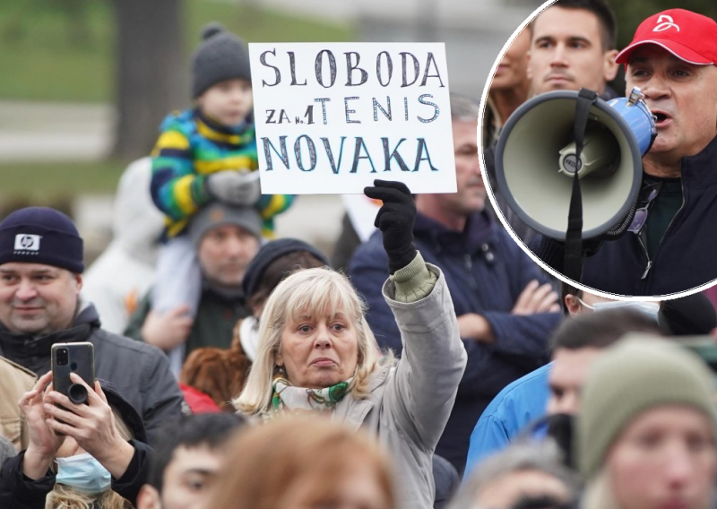 [FOTO] Stotine na prosvjedu u znak podrške Đokoviću, a otac Srđan poručio: Ovo je političko ugnjetavanje Novaka, prosvjedovat ćemo svaki dan