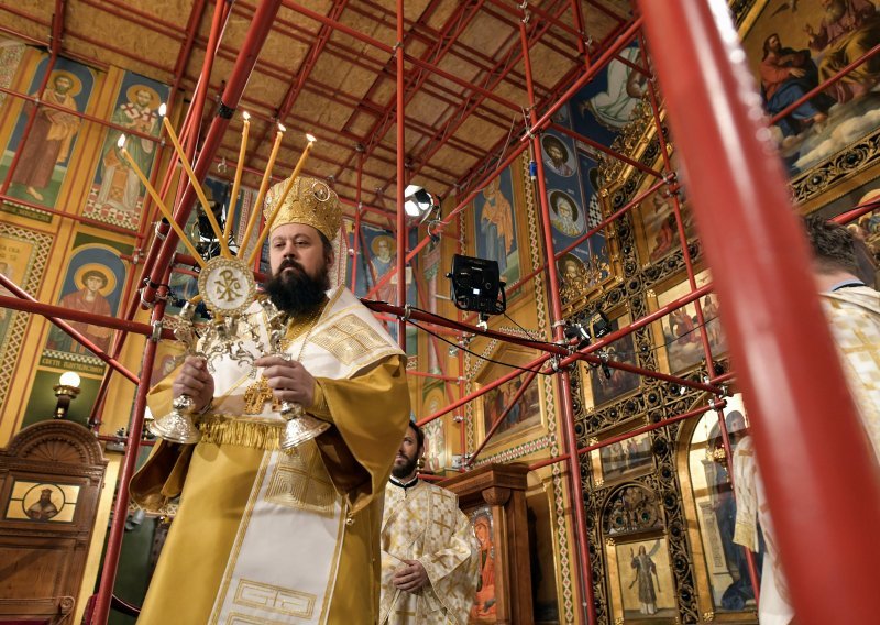 [FOTO/VIDEO] Pravoslavni vjernici slave Božić, u Zagrebu božićna liturgija služena među skelama