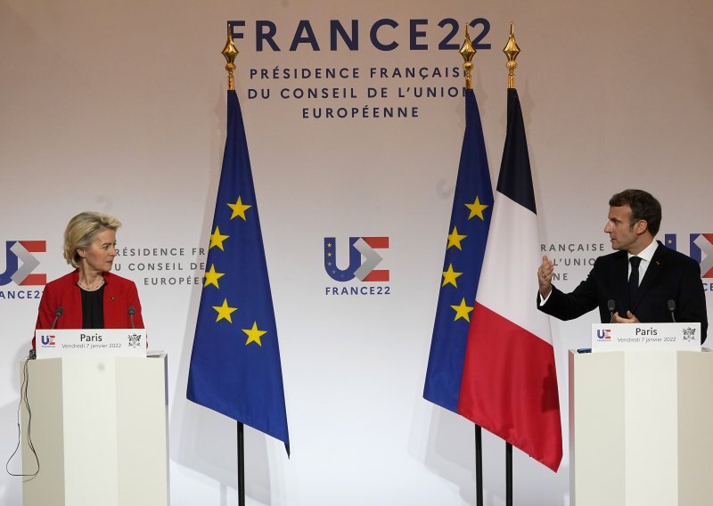 Macron i von der Leyen zabrinuti zbog stanja u Kazahstanu