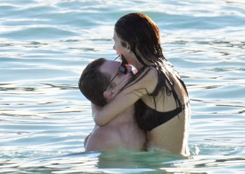 Vruće igre na valovima: Leonardo DiCaprio i 23 godine mlađa Camila Morrone ljubakaju se ne mareći za poglede