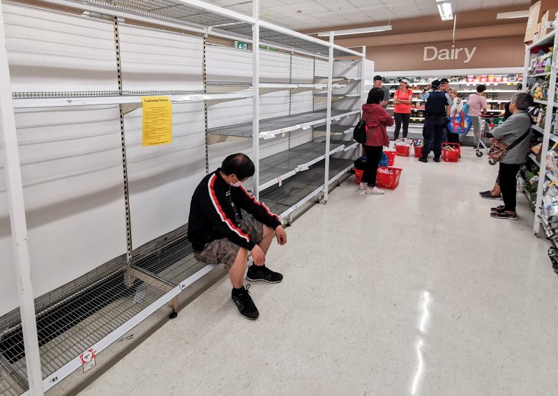 U najnaseljenijem dijelu Australije rekordan broj umrlih od korone, opet ispražnjene police supermarketa