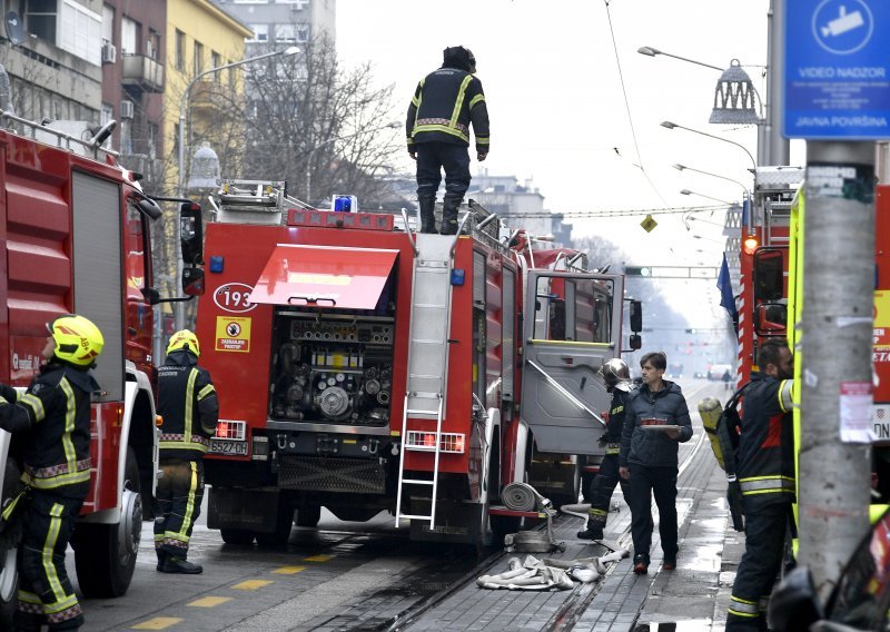 [FOTO] U Zagrebu rano ujutro buknuo požar, obustavljen promet, spašena jedna osoba