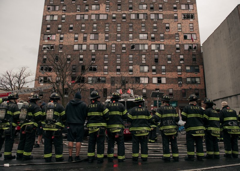 [FOTO] Veliki požar u New Yorku, poginulo 19 ljudi, među njima devetero djece. 13 osoba u kritičnom stanju