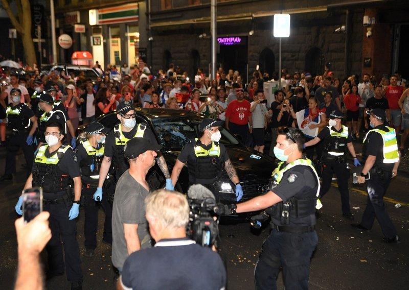 [VIDEO/FOTO] Evo kako je počeo sukob Đokovićevih fanova i policije koja je suzavcem rastjerala najagresivnije