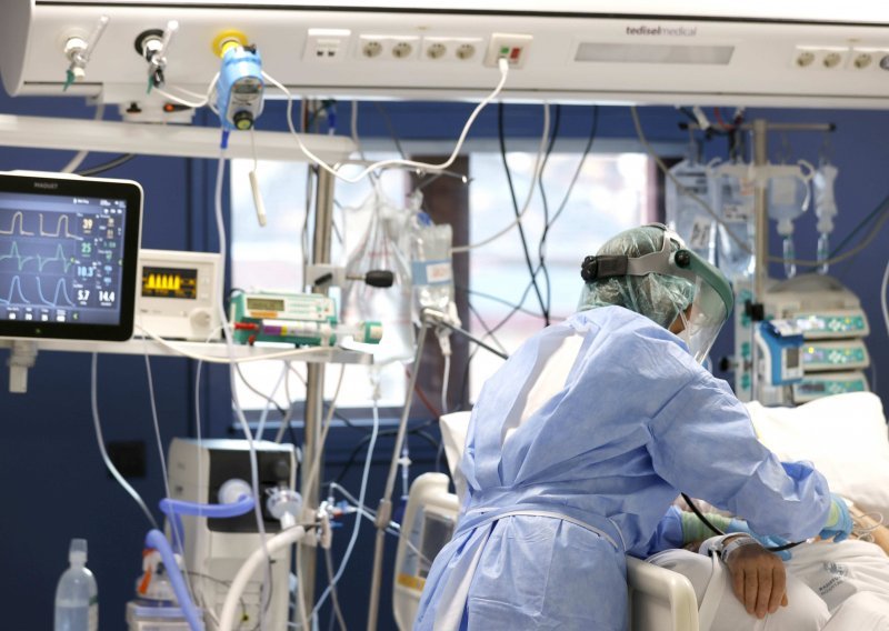 Europski zdravstveni sustavi pucaju pod pritiskom zbog brzog širenja omikrona