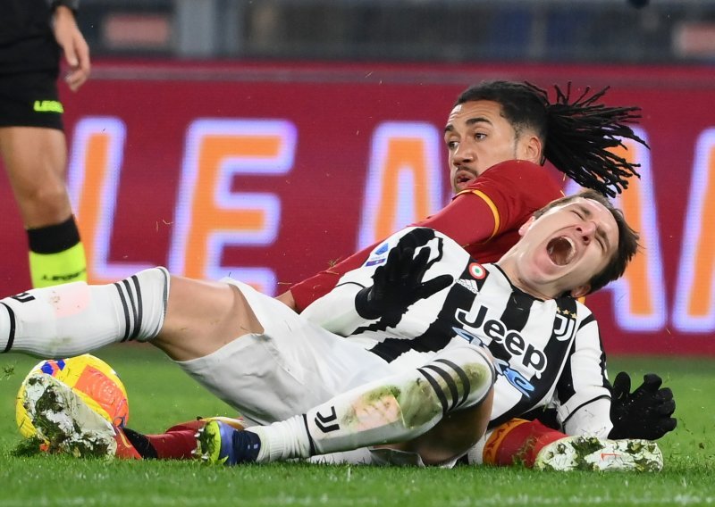 Ludi derbi između Rome i Juventusa zasjenila je teška ozljeda! Za zvijezdu talijanskog nogometa sezona je gotova
