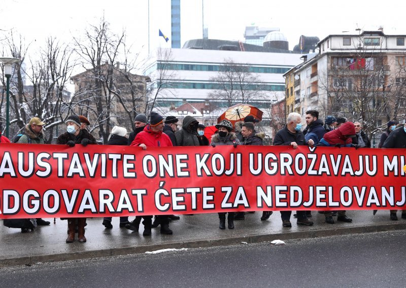 [FOTO/VIDEO] Prosvjedi pred Uredom visokog predstavnika u Sarajevu, Schmidt stanje u zemlji ocijenio teškim