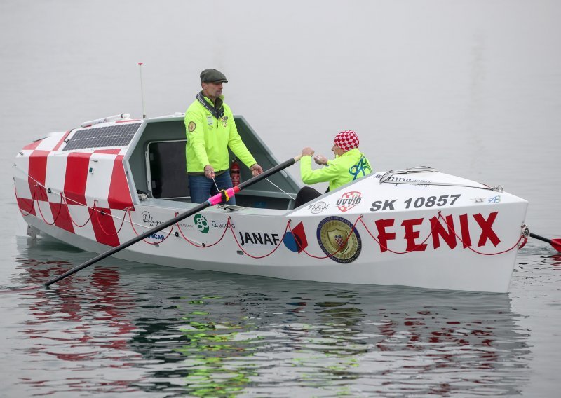[FOTO] Porinut čamac Fenix kojim će dvojica časnika veslati preko Atlantskog oceana