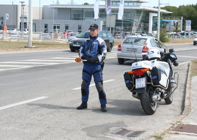 Bez položenog vozačkog ispita i drogiran bježao policiji u neregistriranom automobilu